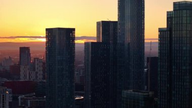 Manchester City Center 'daki Deansgate Meydanı' nda Altın Gün Doğumu