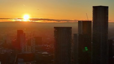 Deansgate Meydanı 'nda Gün Doğumu: Manchester Şehri' nde Altın Parıltı