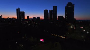 Gün doğumundan önce Deansgate Meydanı ve Manchester Şehir Merkezi 'nin hava görüntüsü