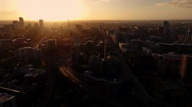 Şafakta Leeds Şehir Merkezi: Kentsel Manzaranın Hava Görüntüsü