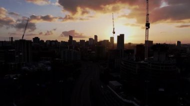 Şafak vakti Leeds Şehir Merkezi: İnşaat ve Gündoğumunun Hava Görüntüsü