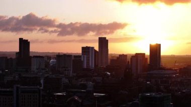 Şafakta Leeds Şehir Merkezi: Skyline 'ın Hava Görüntüsü ve Dramatik Gökyüzü