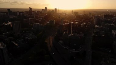 Şafak vakti Leeds Şehir Merkezi 'nin Hava Görüntüsü: Altın Gün Doğumu Şehir Manzarasını Aydınlatıyor