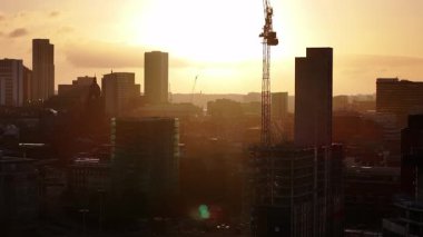 Şafakta Leeds Şehir Merkezi: İnşaat, Turna ve Binalar Doğan Güneş 'e Karşı Siluet