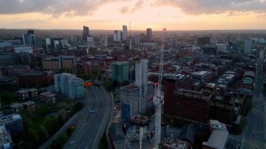 Şafak vakti Leeds Şehir Merkezi 'nin Otoyol ve İnşaat Turnası Hava Görüntüsü