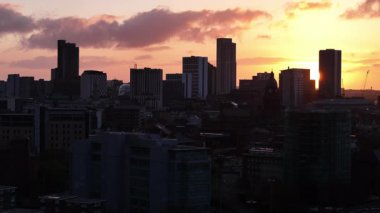 Leeds City Skyline Şafakta: Dramatik Bulutlar ve Turuncu Parıltılarla Şehir Üzerinde Güzel bir Gün Doğumu