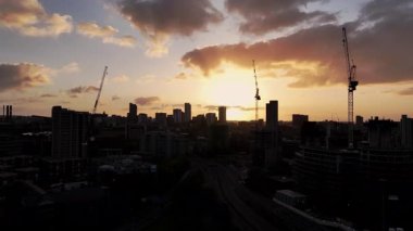 Şafak vakti Leeds Şehir Merkezi: Sabahleyin Yapım Turnaları ve Otoyol Trafiği