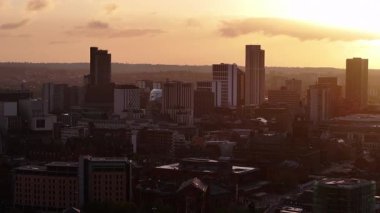 Şafak vakti Leeds Şehir Merkezi Skyline: Dramatik Şehir Manzarası