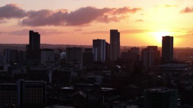 Şafak vakti Leeds Şehir Merkezi: Kentsel Skyline üzerinde dramatik bir gün doğumu