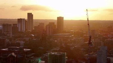 Şafak vakti Leeds Şehir Merkezi: Kentsel Skyline ve İnşaat Altından Saat Görünümü