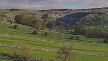Malham Cove and Village: İngiltere 'deki Yorkshire Dales Ulusal Parkı' nın Manzarası