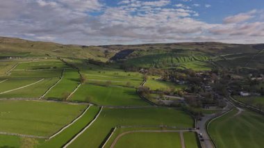 Yorkshire Dales Ulusal Parkı 'ndaki Malham Köyü' nün Hava Görüntüsü