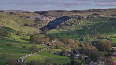 İngiltere 'deki Malham Koyu, Köy ve Yorkshire Dales Ulusal Parkı' nın Hava Görüntüsü