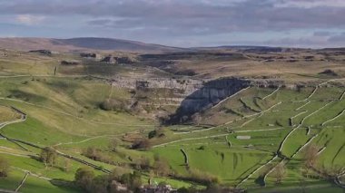 Malham Koyu ve Köy: Yorkshire Dales Ulusal Parkı Manzarası
