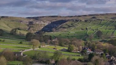 İngiltere, İngiltere 'de Yorkshire Dales Ulusal Parkı' ndaki Malham Koyu ve Köyü Manzarası