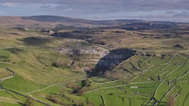 Malham Cove and Village: İngiltere 'deki Yorkshire Dales Ulusal Parkı' nın Manzarası