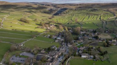 İngiltere 'nin Yorkshire Dales Ulusal Parkı' ndaki Malham Koyu ve Köyü 'nün Hava Zaman Kaynağı