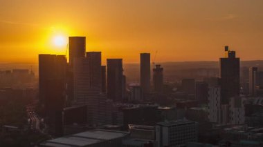 Manchester City 'nin Zaman Çizelgesi Sunset' te Turuncu Parıltı ve Trafik Akışı