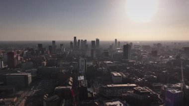 Günbatımında Manchester Şehir Merkezi 'nin Hava Görüntüsü: Modern Binalar, Ofisler ve Apartmanlar