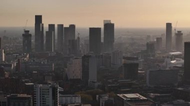 Günbatımında Manchester City Skyline: Kentsel Gelişim ve Modern Mimarinin Havadan Görünümü