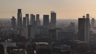 Günbatımında Manchester City Skyline: İnşaat ve Geliştirme ile Modern Metropolis