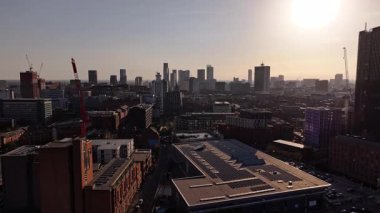 Manchester City 'nin Altın Saat Boyunca Gökyüzü Görüntüsü: İngiltere' de Kentsel Gelişim ve Modern Mimarlık