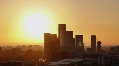 Manchester 'da Altın Gün Batımı Modern Yapı ve İnşaat Turnalarıyla Gökyüzü