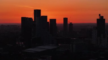 Sunset 'te Manchester City Skyline: 4K' da Dramatik Şehir Sahnesi