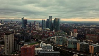 Şafak vakti Manchester Şehir Merkezi 'nin Hava Görüntüsü: Modern Binalar ve Bulutlu Gökyüzü ile Şehir Manzarası