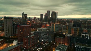 Manchester Şehir Merkezi Bulutlu Gökyüzü Altında Hava Görüntüsü