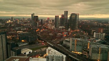 Şafakta Manchester Şehir Merkezi 'nin Hava Görüntüsü: Dramatik Şehir Manzarası