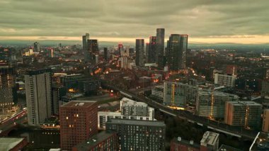 Şafak vakti Manchester Şehir Merkezi 'nin bina ve trafik manzarası