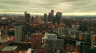 Manchester Şehir Merkezi Şafakta: Kentsel Manzaranın Hava Görüntüsü