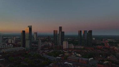 Manchester City 'nin Şafak Vakti: Kentsel Manzara ve Gökdelenler Hava Görüntüsü