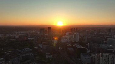 Manchester Şehir Merkezi Şafakta: Şehir Manzarası Üzerinde Gündoğumunun Hava Görüntüsü