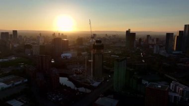 Manchester City Skyline Şafakta: Kentsel Gelişim ve Gündoğumu