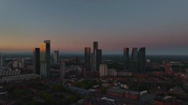 Manchester City 'nin Şafak Vakti: İngiltere' deki Modern Gökdelenlerin Renkli Hava Görüntüsü