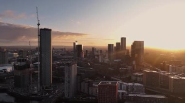 Manchester City üzerinde Gündoğumu Skyline: Kentsel Gelişimin Hava Görüntüsü