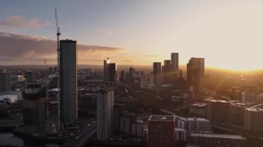 Manchester City Skyline, Golden Hour Sunrise: Modern Mimarinin, Gökdelenlerin ve İnşaatın Hava Görüntüsü