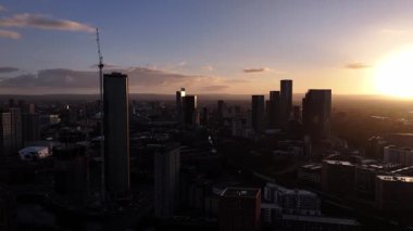 Manchester üzerinde Gündoğumu Skyline: Deansgate Meydanı ve Beetham Kulesi 'nin hava görüntüsü