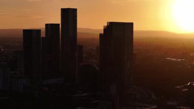 Manchester Gündoğumu: Şafak vakti Siluetli Gökdelenlerle Gökdelen Şehir Hava Görüntüsü