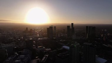 Gündoğumunda Manchester Şehir Merkezi: Kentsel Skyline 'ın Hava Görüntüsü
