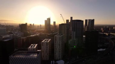 Manchester 'da Gün Doğumu: Skyline şehrinin havadan görünüşü, Modern Binalar ve İnşaat Turnaları