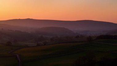 Yorkshire Dales Ulusal Parkı 'nın Rolling Hills üzerindeki puslu gündoğumu