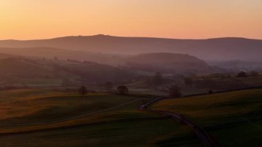 Yorkshire Dales Gündoğumu: Rolling Hills ve Kırsalın Üzerinde Sakin Bir Şafak