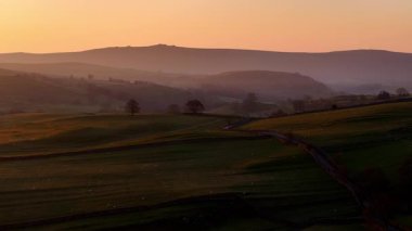 Altın Gün Doğumu Yorkshire Dales Ulusal Parkı 'nın Rolling Hills üzerinde
