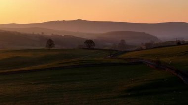Puslu Yorkshire Dales Ulusal Parkı 'nda Altın Gün Doğumu, İngiltere