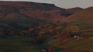 Yorkshire Dales Şafakta: Huzurlu Kırsal Arazi