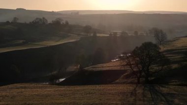 İngiltere 'deki Yorkshire Dales Ulusal Parkı' nda Puslu Gün Doğumu