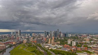 Manchester Şehir Merkezi Bulutlu Gökyüzü ve Yağmur Bulutları Altında
